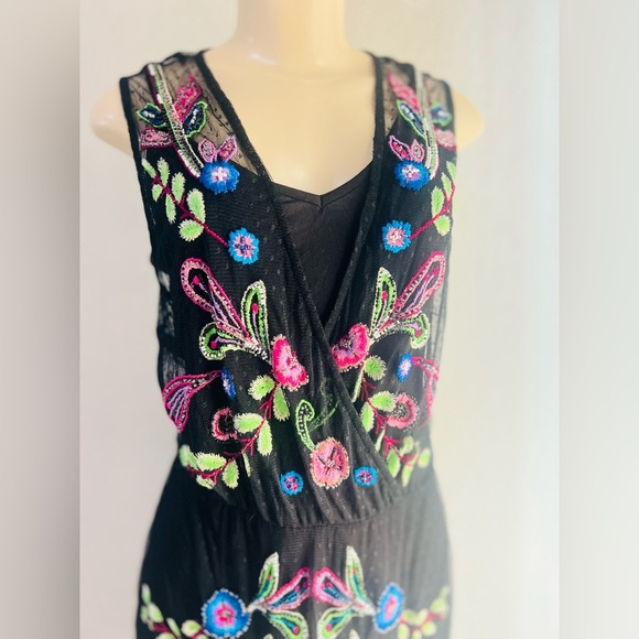 GUESS women’s dress All embroidered beautiful dress size XL stretchy fabric - Picture 3 of 9